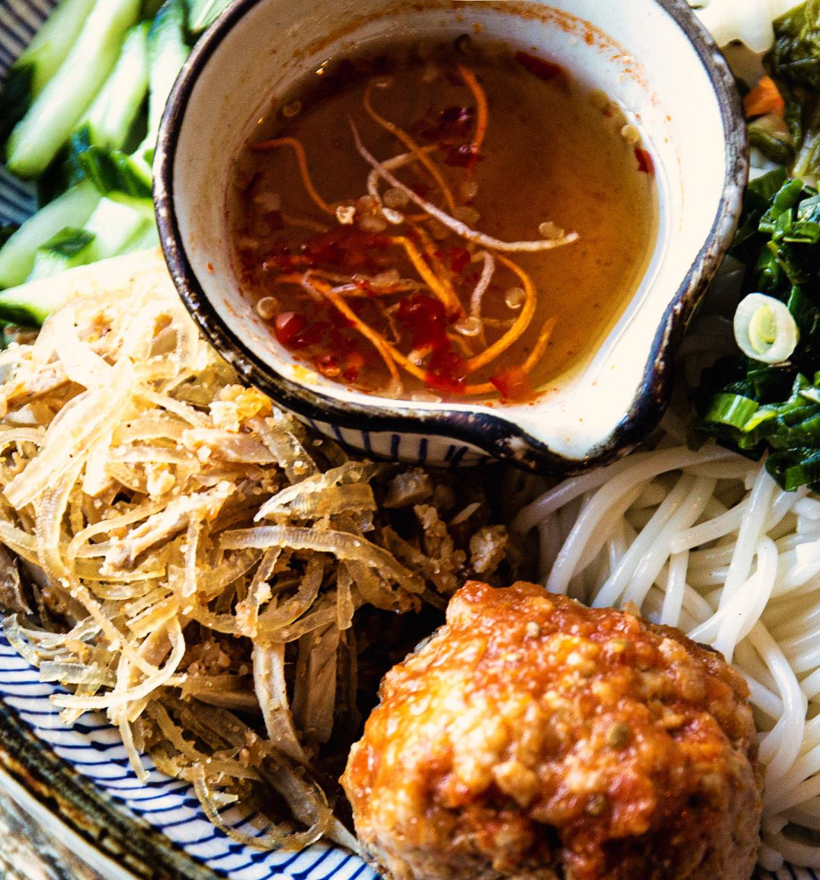 Chopsticks Viet 502918592_1251434980319562_1357841480971330210_n 502918592_1251434980319562_1357841480971330210_n